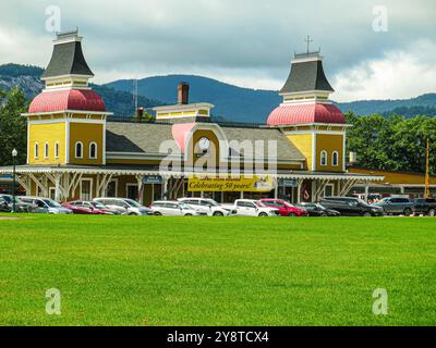 USA, New Hampshire, North Conway, Main Street , Schouler Park und Conway Scenic Railway Station, Main Street, Unternehmen, Geschäfte, Restaurants, ente Stockfoto