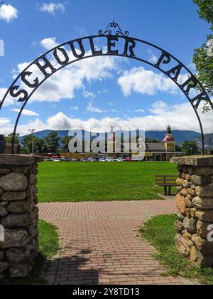 USA, New Hampshire, North Conway, Main Street , Schouler Park und Conway Scenic Railway Station, Main Street, Unternehmen, Geschäfte, Restaurants, ente Stockfoto