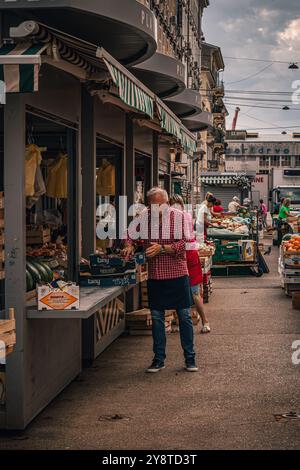 Rijeka Kroatien 25.06.24 ein älterer Mann legt Gemüse Obst auf den Tresen Stockfoto