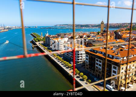 Blick von der Vizcaya Brücke auf Getxo Stadtbild Stockfoto