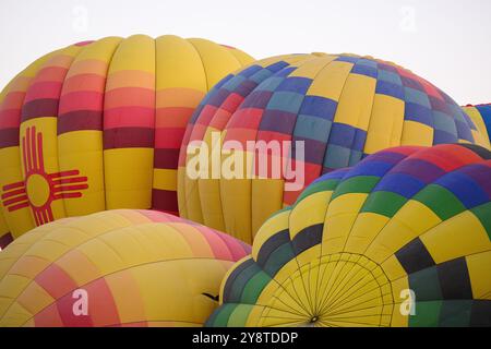 Albuquerque, Usa. Oktober 2024. Heißluftballons werden während der 52. Jährlichen Albuquerque International Balloon Fiesta im Balloon Fiesta Park am 6. Oktober 2024 in Albuquerque, New Mexico, aufgeblasen. (Foto: Sam Wasson/SIPA USA) Credit: SIPA USA/Alamy Live News Stockfoto