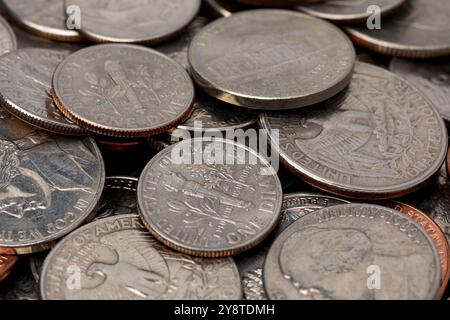 Stapel alter Münzen. Konzept für Ersatzwechsel, Trinkgeld und Finanzplanung. Stockfoto