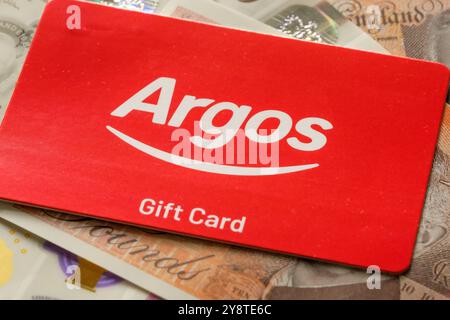 Argos Geschenkkarte Nahaufnahme auf britischer Währung. Einkaufskonzept für den Einzelhandel mit digitalen Geschenkkarten und Verbraucherausgaben in Großbritannien. Stafford, Vereinigte Staaten Stockfoto