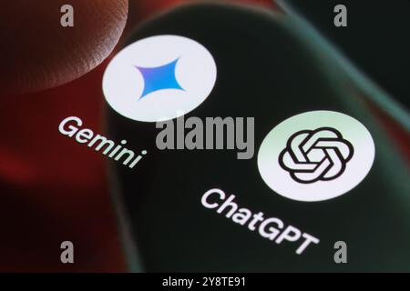 Gemini- und ChatGPT-App-Symbole werden auf dem Smartphone-Bildschirm angezeigt. Betonung mobiler Apps im Zusammenhang mit KI. Stafford, Vereinigtes Königreich, 6. Oktober 2024. Stockfoto