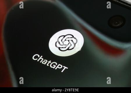 Das Symbol der ChatGPT-App wird auf dem Smartphone-Bildschirm angezeigt. Betonung der erweiterten Funktionen für die Konversations-KI und der Textgenerierungsfunktionen von OpenAI Stockfoto