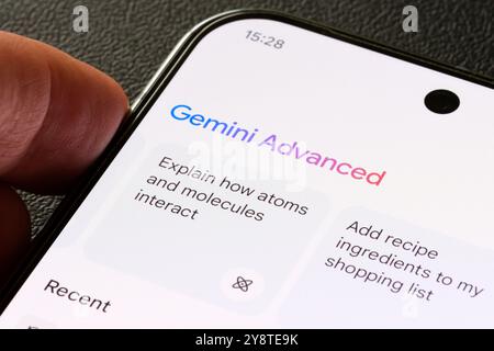 Gemini Advanced AI-Schnittstelle wird auf einem Pixel 9 Pro XL-Bildschirm angezeigt. Hervorhebung der KI-Funktionen der nächsten Generation von Google. Stafford, Vereinigtes Königreich, 6. Oktober Stockfoto