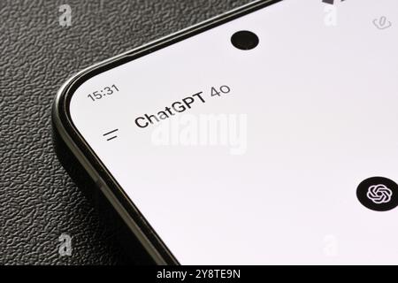 ChatGPT 4o-Schnittstelle wird auf einem Smartphone-Bildschirm angezeigt. Mit der neuesten Version des fortschrittlichen KI-Modells von OpenAI mit textbasierter Konversation und Generation Stockfoto