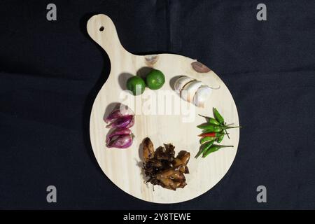 Zitrone, Tintenfisch, Knoblauch, Zwiebeln mit schwarzem Hintergrund Stockfoto