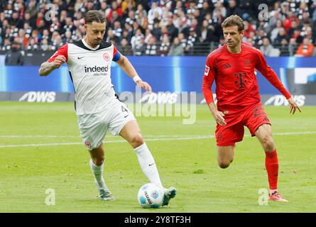 Frankfurt Am Main, Deutschland. Oktober 2024. Im Bild: v. l. Robin Koch (Eintracht Frankfurt, 4) und Thomas Müller (FC Bayern München, 25), 06.10.2024, Fussball, 1. Bundesliga, Eintracht Frankfurt - FC Bayern München, GER, Frankfurt, Deutsche Bank Park, DFL-VORSCHRIFTEN VERBIETEN DIE VERWENDUNG VON FOTOGRAFIEN ALS BILDSEQUENZEN UND/ODER QUASI-VIDEO. Quelle: dpa/Alamy Live News Stockfoto