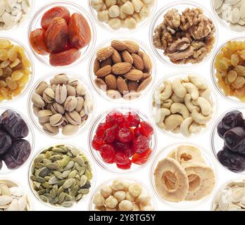 Nahtloses Futter Hintergrund aus Nüssen, getrockneten Beeren und trockenen Früchten auf weiß Stockfoto