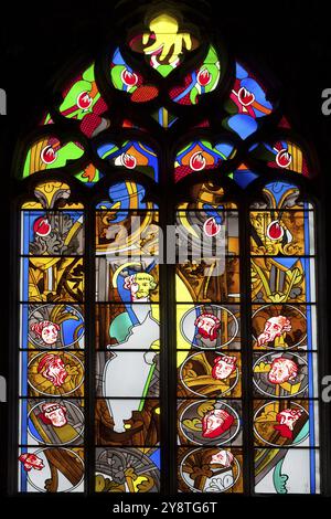 Buntglas in der Kathedrale von Nevers, Nievre, Bourgogne-Franche-Comte, Frankreich, Europa Stockfoto