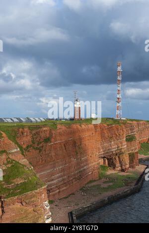 Leuchtturm auf dem hügeligen Oberland der vorgelagerten Insel Helgoland, Backsteinbau, Funkturm, mehrschichtiger roter Sandstein, Klippenrand, Erosion, Pier Stockfoto