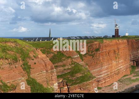 Leuchtturm auf dem hügeligen Oberland der vorgelagerten Insel Helgoland, Backsteinbau, Gebäude, Turm der Nicolai-Kirche, geschichteter roter Sandstein Stockfoto