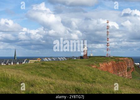 Leuchtturm auf dem hügeligen Oberland der vor der Küste gelegenen Insel Helgoland, Backsteinbau, Funkturm, Gebäude, Turm der Nicolai-Kirche, geschichtete Gebäude Stockfoto