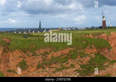 Leuchtturm auf dem hügeligen Oberland der vorgelagerten Insel Helgoland, Backsteinbau, Gebäude, Turm der Nicolai-Kirche, geschichteter roter Sandstein Stockfoto