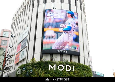 6. Oktober 2024, Tokio, Japan. Eine Werbetafel feiert Shohei Ohtani in Shibuya, Tokio. Der MLB JAPAN feierte die beispiellose Leistung von Shohei Ohtani der Los Angeles Dodgers, der sowohl 50 Homeruns als auch 50 gestohlene Basen in einer Staffel aufzeichnete, indem er Szenen aus seinen 54 Homeruns und 59 gestohlenen Basen an verschiedenen Orten in Tokio zeigte. Insgesamt 113 verschiedene Szenen werden in 13 Bereichen in ganz Tokio gezeigt, wodurch eine Galerie mit Ohtanis Aufzeichnungen entsteht. Quelle: AFLO SPORT/Alamy Live News Stockfoto