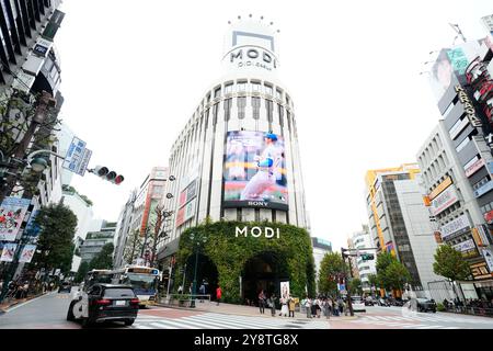 6. Oktober 2024, Tokio, Japan. Eine Werbetafel feiert Shohei Ohtani in Shibuya, Tokio. Der MLB JAPAN feierte die beispiellose Leistung von Shohei Ohtani der Los Angeles Dodgers, der sowohl 50 Homeruns als auch 50 gestohlene Basen in einer Staffel aufzeichnete, indem er Szenen aus seinen 54 Homeruns und 59 gestohlenen Basen an verschiedenen Orten in Tokio zeigte. Insgesamt 113 verschiedene Szenen werden in 13 Bereichen in ganz Tokio gezeigt, wodurch eine Galerie mit Ohtanis Aufzeichnungen entsteht. Quelle: AFLO SPORT/Alamy Live News Stockfoto