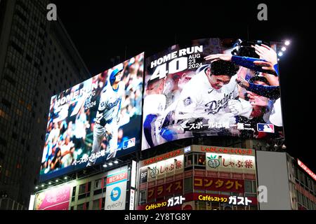 6. Oktober 2024, Tokio, Japan. Eine Werbetafel feiert Shohei Ohtani in Shibuya, Tokio. Der MLB JAPAN feierte die beispiellose Leistung von Shohei Ohtani der Los Angeles Dodgers, der sowohl 50 Homeruns als auch 50 gestohlene Basen in einer Staffel aufzeichnete, indem er Szenen aus seinen 54 Homeruns und 59 gestohlenen Basen an verschiedenen Orten in Tokio zeigte. Insgesamt 113 verschiedene Szenen werden in 13 Bereichen in ganz Tokio gezeigt, wodurch eine Galerie mit Ohtanis Aufzeichnungen entsteht. Quelle: AFLO SPORT/Alamy Live News Stockfoto