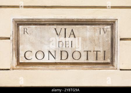 Rom, Italien. Straßenschild der berühmten Condotti Road, Via dei Condotti, Zentrum des römischen Luxusgeschäfts Stockfoto