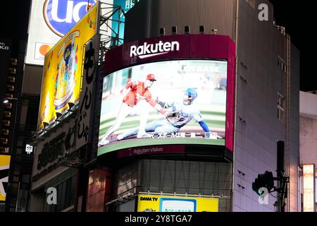 6. Oktober 2024, Tokio, Japan. Eine Werbetafel feiert Shohei Ohtani in Shibuya, Tokio. Der MLB JAPAN feierte die beispiellose Leistung von Shohei Ohtani der Los Angeles Dodgers, der sowohl 50 Homeruns als auch 50 gestohlene Basen in einer Staffel aufzeichnete, indem er Szenen aus seinen 54 Homeruns und 59 gestohlenen Basen an verschiedenen Orten in Tokio zeigte. Insgesamt 113 verschiedene Szenen werden in 13 Bereichen in ganz Tokio gezeigt, wodurch eine Galerie mit Ohtanis Aufzeichnungen entsteht. Quelle: AFLO SPORT/Alamy Live News Stockfoto