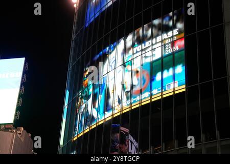 6. Oktober 2024, Tokio, Japan. Eine Werbetafel feiert Shohei Ohtani in Shibuya, Tokio. Der MLB JAPAN feierte die beispiellose Leistung von Shohei Ohtani der Los Angeles Dodgers, der sowohl 50 Homeruns als auch 50 gestohlene Basen in einer Staffel aufzeichnete, indem er Szenen aus seinen 54 Homeruns und 59 gestohlenen Basen an verschiedenen Orten in Tokio zeigte. Insgesamt 113 verschiedene Szenen werden in 13 Bereichen in ganz Tokio gezeigt, wodurch eine Galerie mit Ohtanis Aufzeichnungen entsteht. Quelle: AFLO SPORT/Alamy Live News Stockfoto