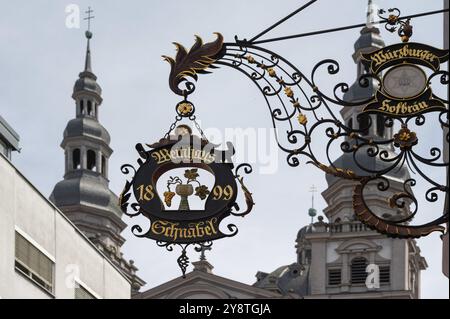 Schmiedeeiserne Nasenplatte aus dem Weinhaus Schnabel, Würzburg, Niederfranken, Bayern, Deutschland, Europa Stockfoto