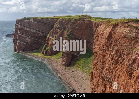 Roter Sandstein, steile Klippenküste der vor der Küste gelegenen Insel Helgoland, Heimat der Tölpel, Helgolaender Oberland, Nordsee, Pinneberg Stockfoto