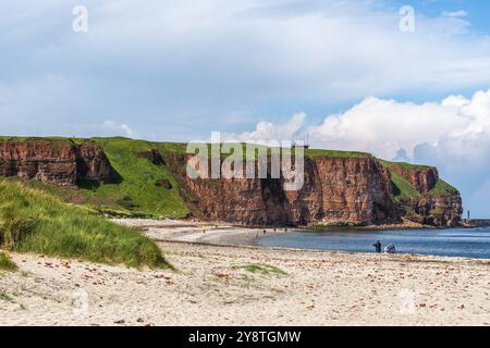 Blick über den Nordstrand, die rote Sandsteinklippe auf der vorgelagerten Insel Helgoland, Nordsee, Pinneberg, Schleswig-Holstein, Deutschland, Europa Stockfoto