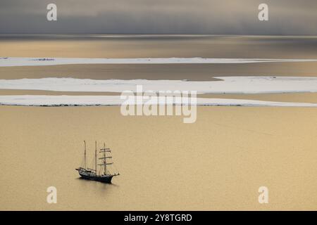 Barkentine Antigua, winterliche, verschneite Landschaft, Murchisonfjord, Nordaustland, Svalbard und Jan Mayen Archipel, Norwegen, Europa Stockfoto