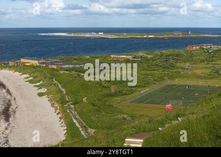 Blick von Oberland zum Nord-Ost-Land in Unterland mit Jugendherberge, Jugendhaus in Unterland bei Nordstrand, Fußballplatz, Erholungspark, Gast Stockfoto