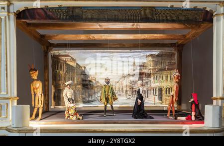 Vintage Puppentheater aus Holz. Alte historische Marionetten Stockfoto