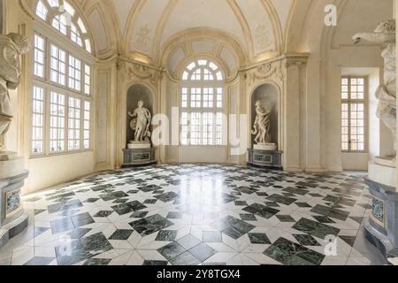 Venaria reale, Italien, Januar 2023: Luxuriöser, alter königlicher Palast im Inneren. Galerieperspektive mit Fenster, Europa Stockfoto