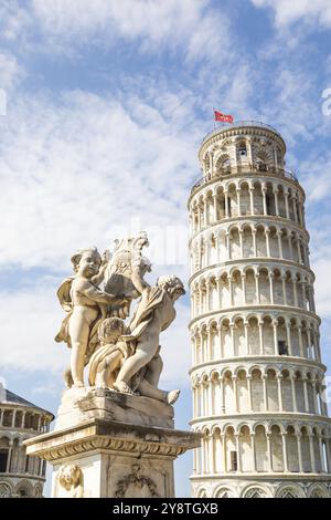 Pisa, Italien, berühmtes Wahrzeichen des Schiefen Turms mit blauem Himmel, weißem Marmor der Renaissance, Europa Stockfoto