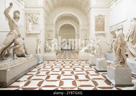 Possagno, Italien, Juni 2022: Antonio Canova Museum. Innere der Galerie mit antiker Statuensammlung, Europa Stockfoto