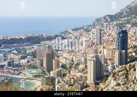Monte Carlo, August 2022: Panoramablick auf die Stadt. Hafen und Skyline von Monaco Stockfoto