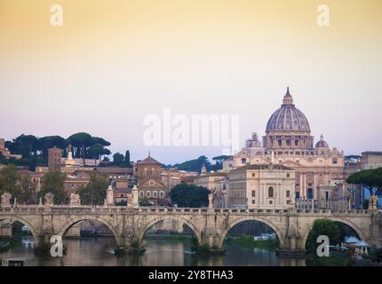 ROM, ITALIEN, JUNI 2020: Sonnenuntergang auf der Tiber-Brücke mit Dom des Petersdoms (Vatikanstadt) im Hintergrund, Rom, Italien, Europa Stockfoto