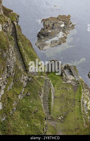 Whaligoe Steps, steile Stufen in den Felsen, führen zu einem historischen Hafen auf den Klippen, Lybster, North Coast 500, Schottland, Vereinigtes Königreich, Europa Stockfoto