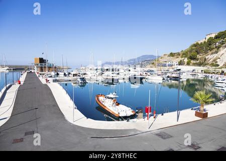 Ventimiglia, Italien, August 2022: Der Hafen von Cala del Forte, brandneues, hochmodernes Yachthafenhotel in Monte Carlo, Europa Stockfoto