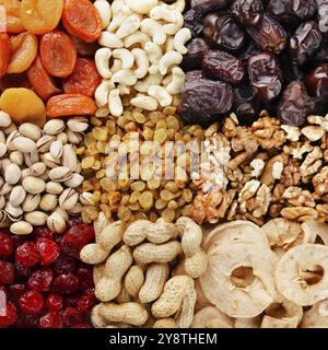 Flache Ansicht auf verschiedene getrocknete Früchte und Nüsse. Gesunde vegetarische Ernährung Konzept Stockfoto