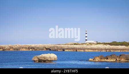 INSEL MENORCA, SPANIEN, CA. AUGUST 2020: Malerischer Leuchtturm von Artrutx bei Sonnenuntergang, berühmtes Wahrzeichen der Insel Stockfoto