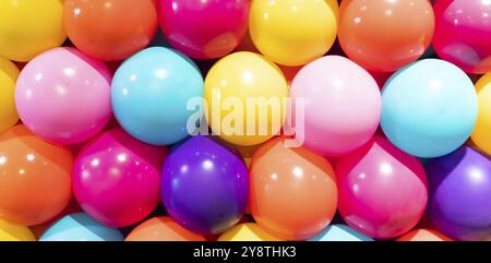 Bunte Ballons Hintergrund, echtes Foto, Konzept der Feier, Party, glücklich, Überraschung Stockfoto