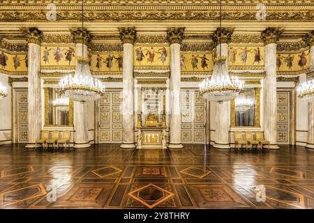 Turin, Italien, 17. november 2023: barocker Ballsaal im Königspalast, 1842. Luxuriöser Marmor, antiker Kronleuchter, klassischer Boden, Europa Stockfoto