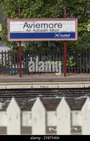 Bahnhof und Gedenktafel im Cairngorms National Park, Aviemore, an Aghaidh Mhor, Highlands, Schottland, Großbritannien Stockfoto