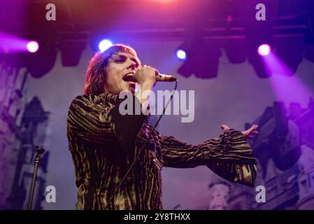London, Vereinigtes Königreich. Oktober 2024. Die britischen Glam Rocker The Struts spielen ein elektrisierendes Set im Camden Roundhouse. Cristina Massei/Alamy Live News Stockfoto