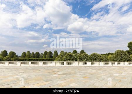 Außenansicht mit altem grauen Boden aus Stein. Retro-texturierter Bürgersteig und blauer Himmel im Hintergrund Stockfoto