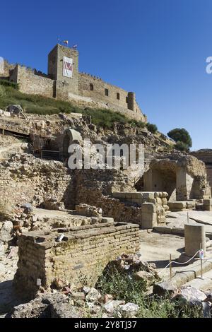 Altes römisches Theater und Schloss, Medellin, Badajoz, Extremadura, Spanien, Europa Stockfoto