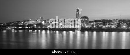 Der Fluss Slowlymeanders vor Portland Skyline Stockfoto