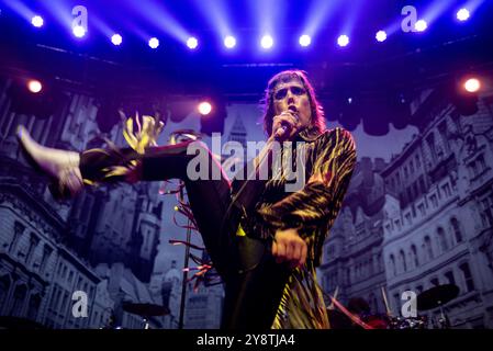 London, Vereinigtes Königreich. Oktober 2024. Die britischen Glam Rocker The Struts spielen ein elektrisierendes Set im Camden Roundhouse. Cristina Massei/Alamy Live News Stockfoto