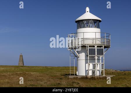 Roseness Leuchtturm mit Küste und Fußweg in der Heide, hinter Steinmarkierungen aus dem Jahr 1867, Halbinsel Cornquoy, Festland Orkney, Schottland, Großbritannien Stockfoto