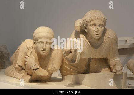 Statuen aus dem Westgiebel des Zeus-Tempels in Olympia, die von der UNESCO, dem Olympia-Museum, dem Peloponnes, Griechenland, Europa zum Weltkulturerbe erklärt wurden Stockfoto